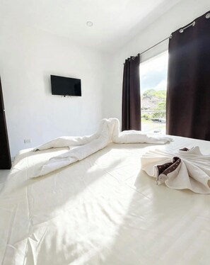 Tabla de planchar con plancha, wifi y ropa de cama 