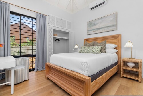 5BR Luxe Retreat in Runaway Bay Private Pool Beach Access
