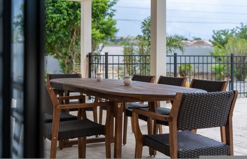 5BR Luxe Retreat in Runaway Bay Private Pool Beach Access
