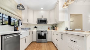 House | 5 bedrooms - 5BR Luxe Retreat in Runaway Bay Private Pool Beach Access (Runaway Bay)