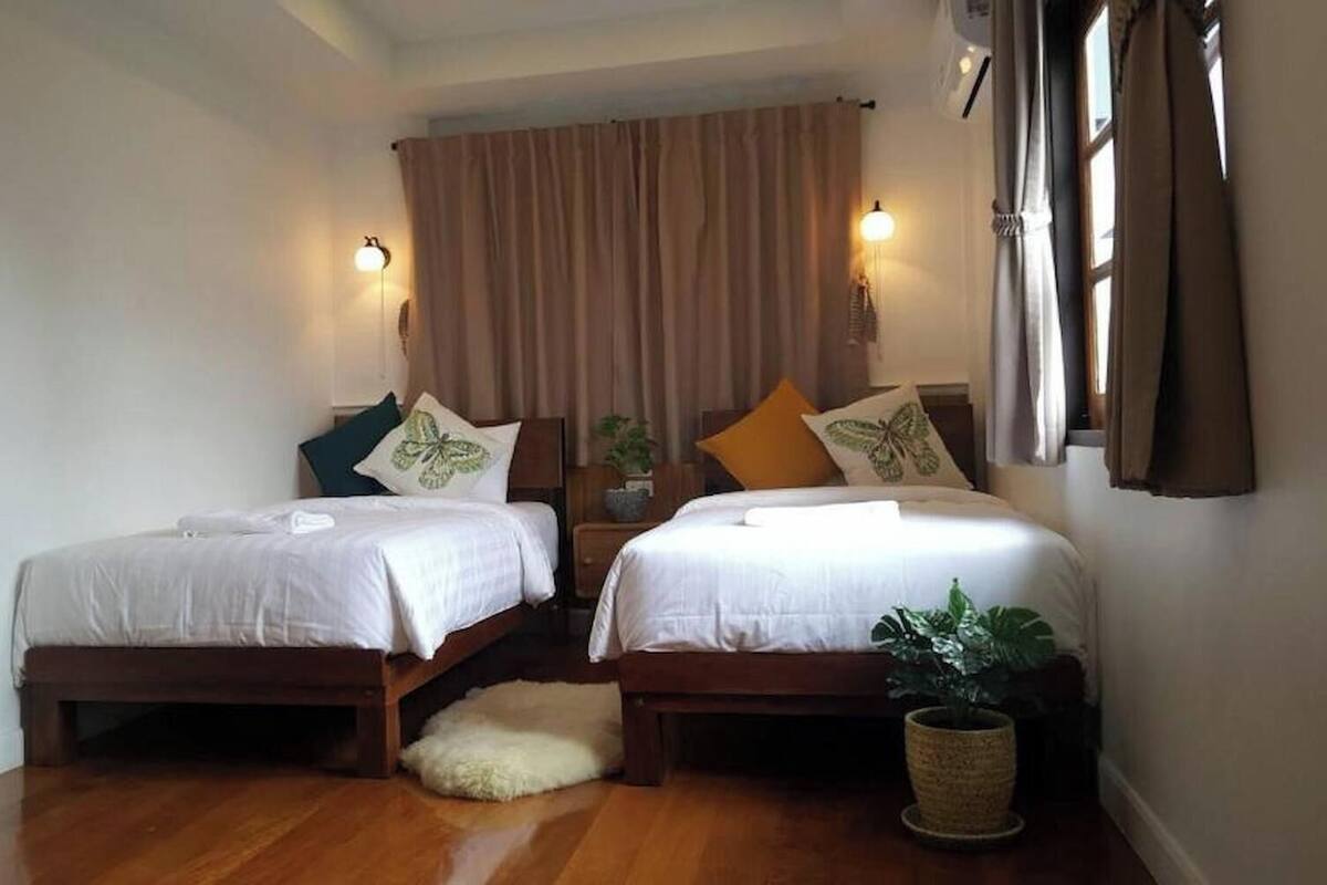 Twin Room with Private External Bathroom | Desk, soundproofing, iron/ironing board, rollaway beds