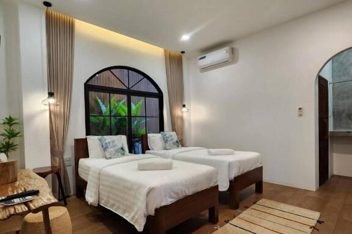 Large Double or Twin Room with Balcony | Desk, soundproofing, iron/ironing board, rollaway beds