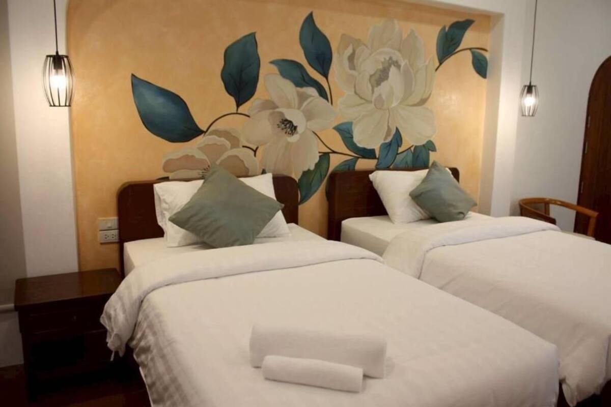 Deluxe Twin Room | Desk, soundproofing, iron/ironing board, rollaway beds