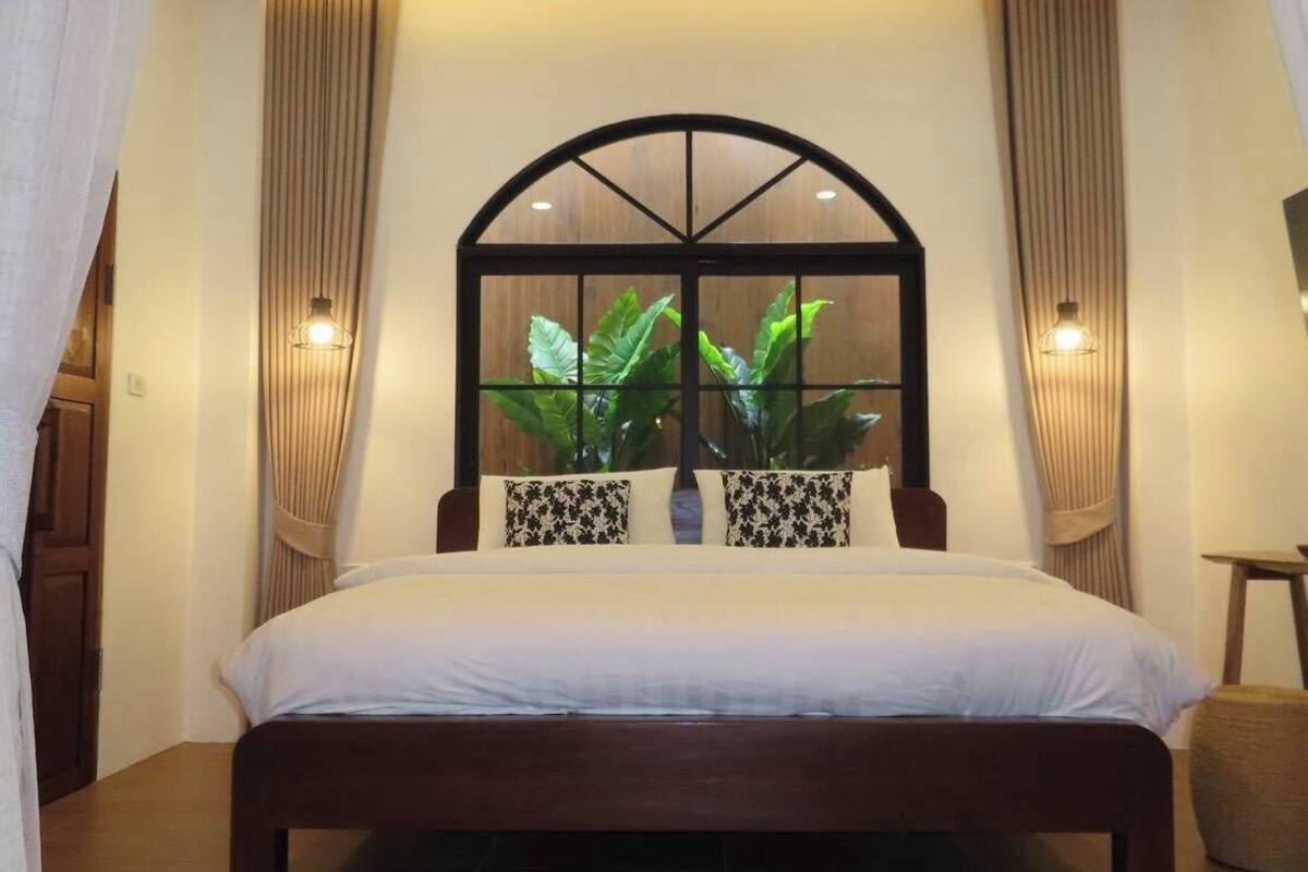 Large Double or Twin Room Garden | Desk, soundproofing, iron/ironing board, rollaway beds