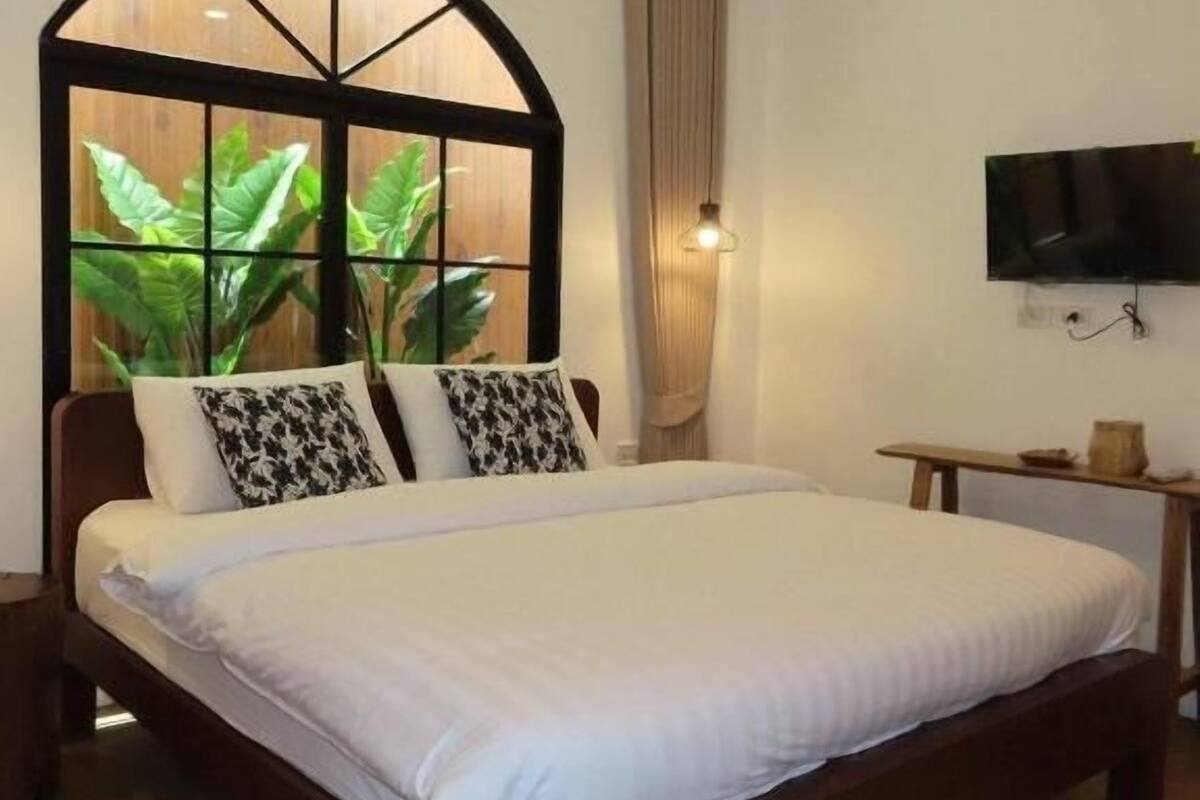Large King Room | Desk, soundproofing, iron/ironing board, rollaway beds