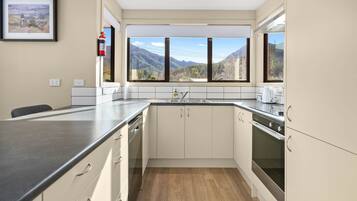 Fridge, stovetop