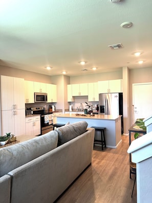 Private kitchen - ALL BREED DOG FRIENDLY LUXURY COMMUNITY -Central Gilbert/2bd/2.5ba/1cg TOWNHOME! (Gilbert)