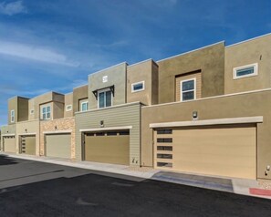 Exterior - ALL BREED DOG FRIENDLY LUXURY COMMUNITY -Central Gilbert/2bd/2.5ba/1cg TOWNHOME! (Gilbert)