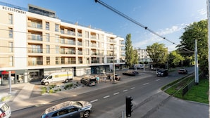 En byggnad med flera våningar och en modern arkitektonisk design, med ett platt tak och stora fönster.