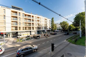 Ein mehrgeschossiges Gebäude mit moderner Architektur, das ein flaches Dach und große Fenster aufweist.