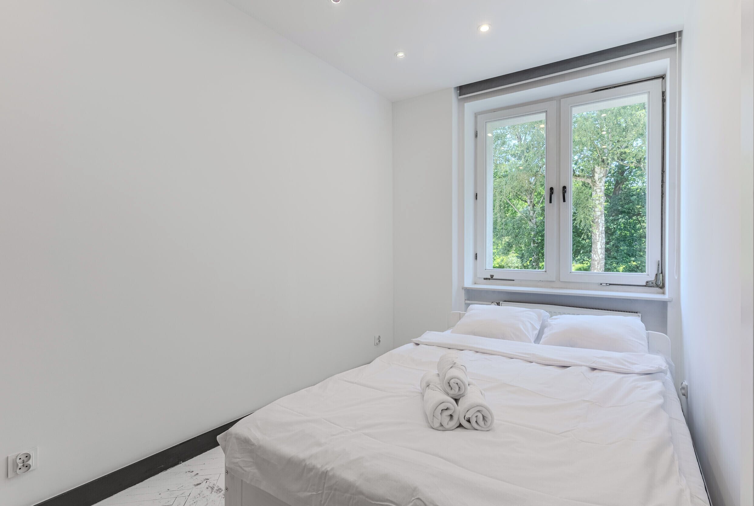 Tabla de planchar con plancha, wifi y ropa de cama 