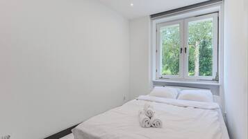 Tabla de planchar con plancha, wifi y ropa de cama