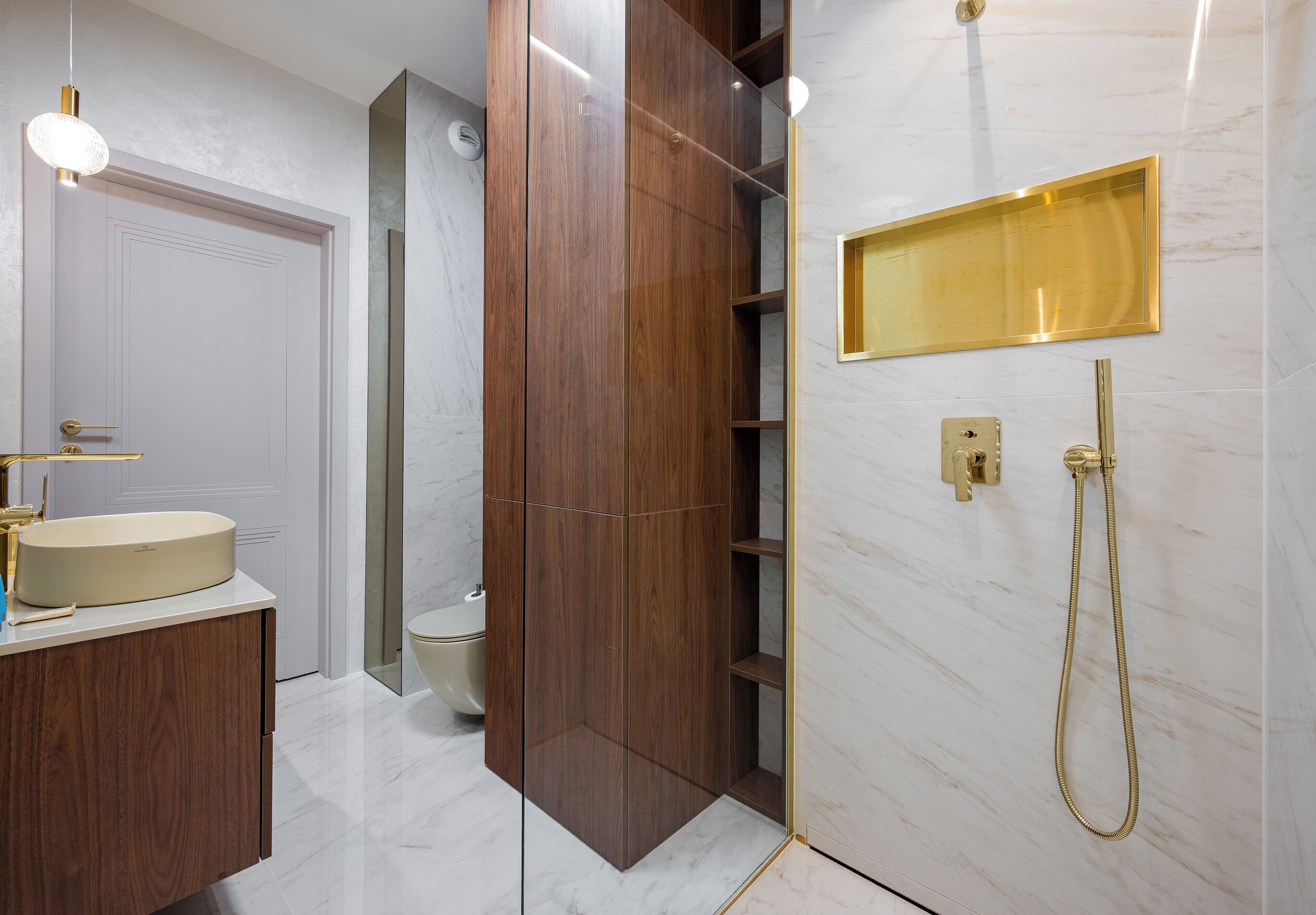 Un baño moderno con tocador, inodoro y zona de ducha.