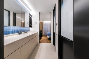 Suite de lujo, 1 cama de matrimonio grande | Baño | Ducha y zapatillas