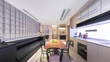 Una cocina moderna con una isla central, electrodomésticos integrados y un amplio ventanal.