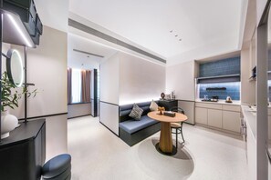 Phòng Suite Cao cấp, 1 giường cỡ king | Khu phòng khách