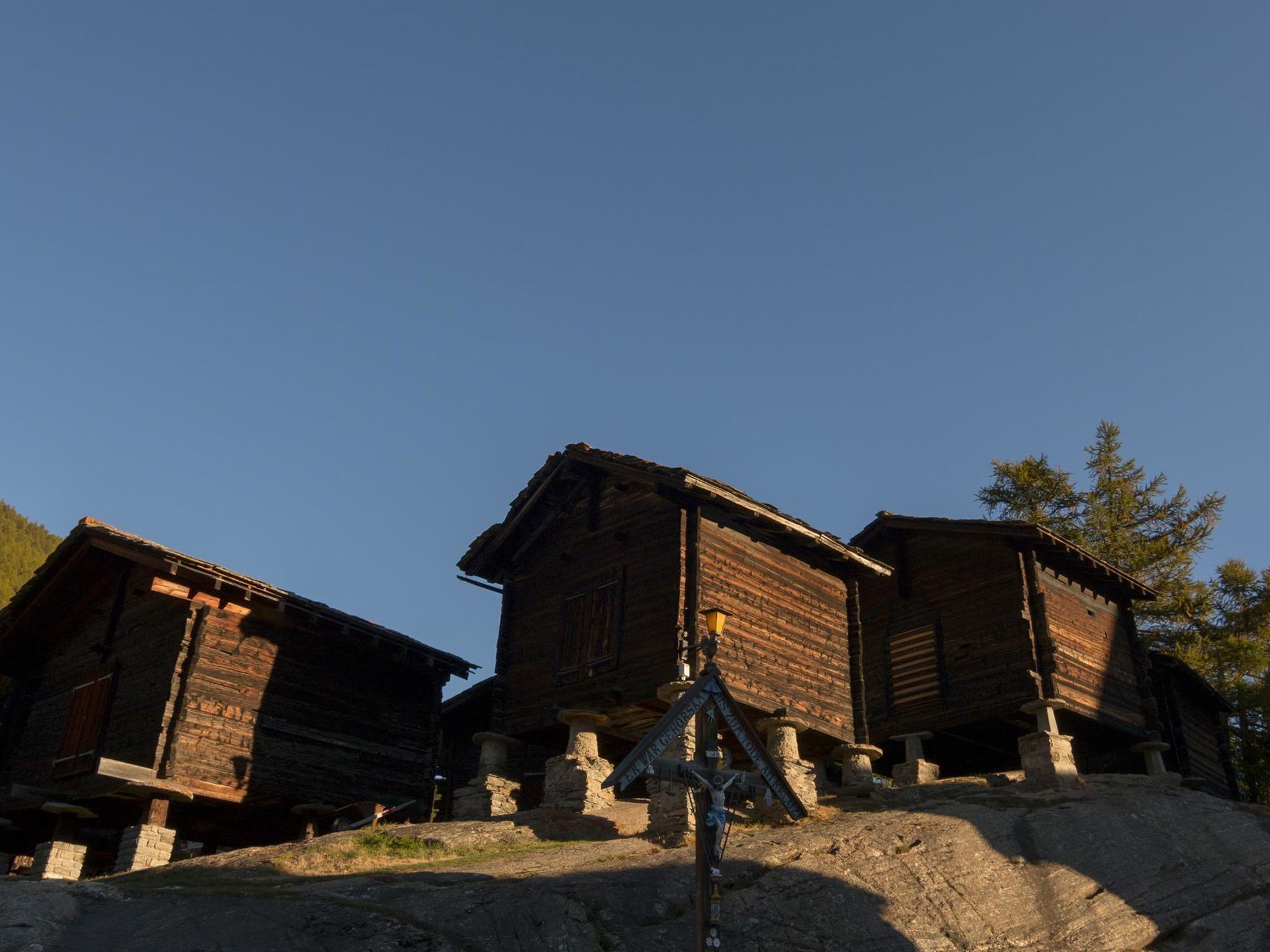 Un edificio rústico de madera con base de piedra, posiblemente un sitio histórico o una construcción tradicional.