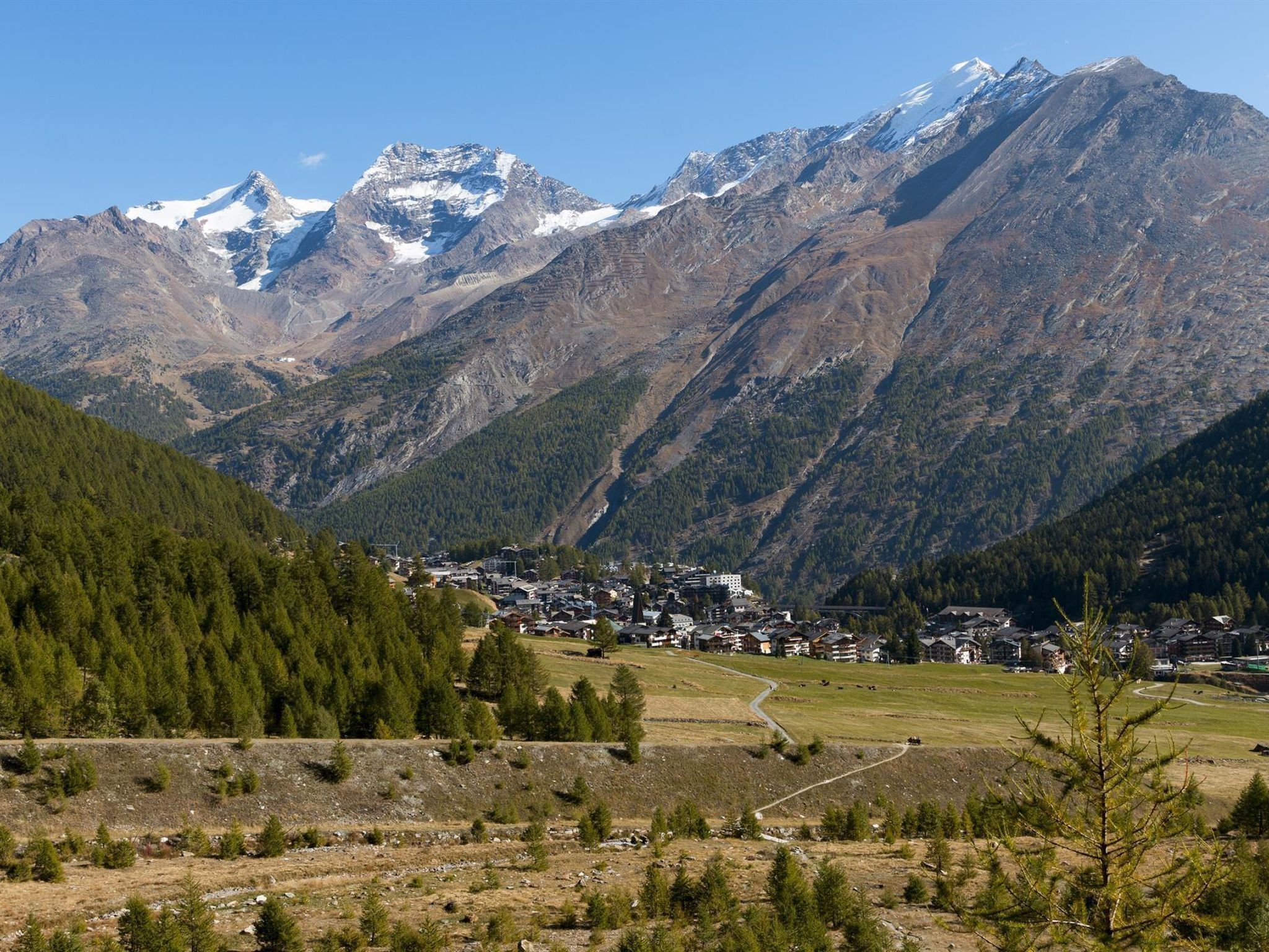 Un paysage montagneux avec une petite ville nichée au fond de la vallée.