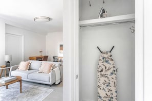 Ett vardagsrum med en soffa, ett soffbord och en lampa.