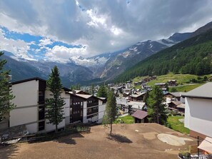 A mountainous village with buildings and a clear sky. - Alphubel Unlimited 23 by Interhome (Saas-Fee)