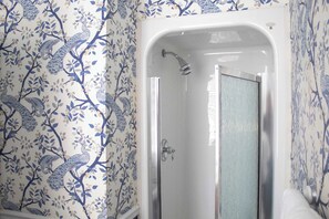 Een douche, een haardroger, handdoeken, shampoo