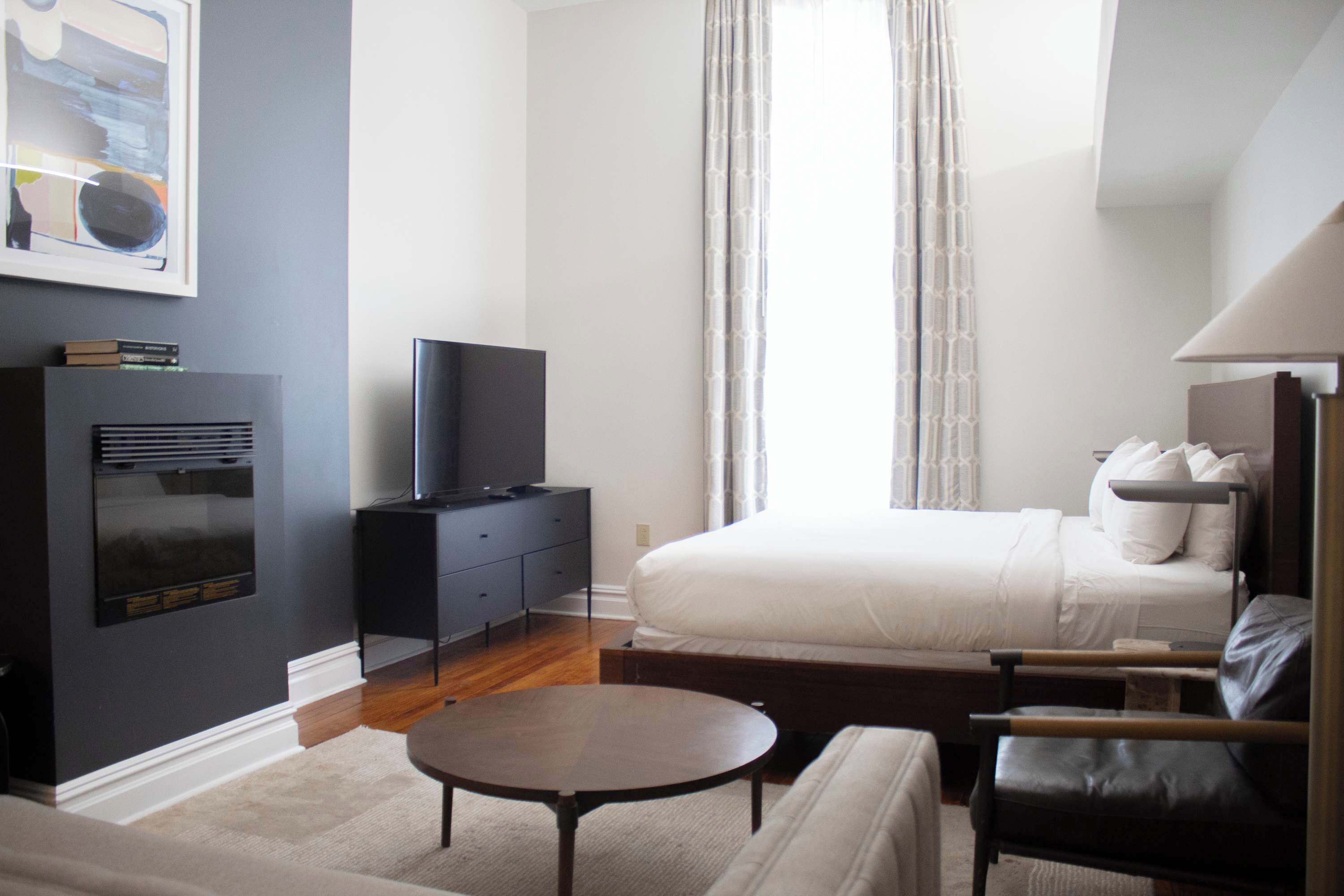 Desk, WiFi, bed sheets