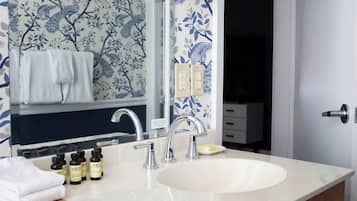 Douche, sèche-cheveux, serviettes fournies, shampoing