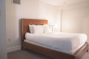 Desk, WiFi, bed sheets - Loft Queen Suite in Central Philly  | StayCozy (Philadelphia)
