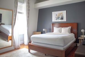 Desk, WiFi, bed sheets - Queen Room in Midtown Village | StayCozy (Philadelphia)