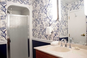 Shower, hair dryer, towels, shampoo - Queen Room in Midtown Village | StayCozy (Philadelphia)
