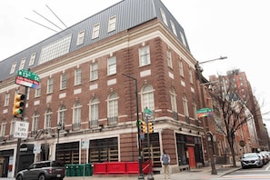 Point of interest - Queen Room in Midtown Village | StayCozy (Philadelphia)