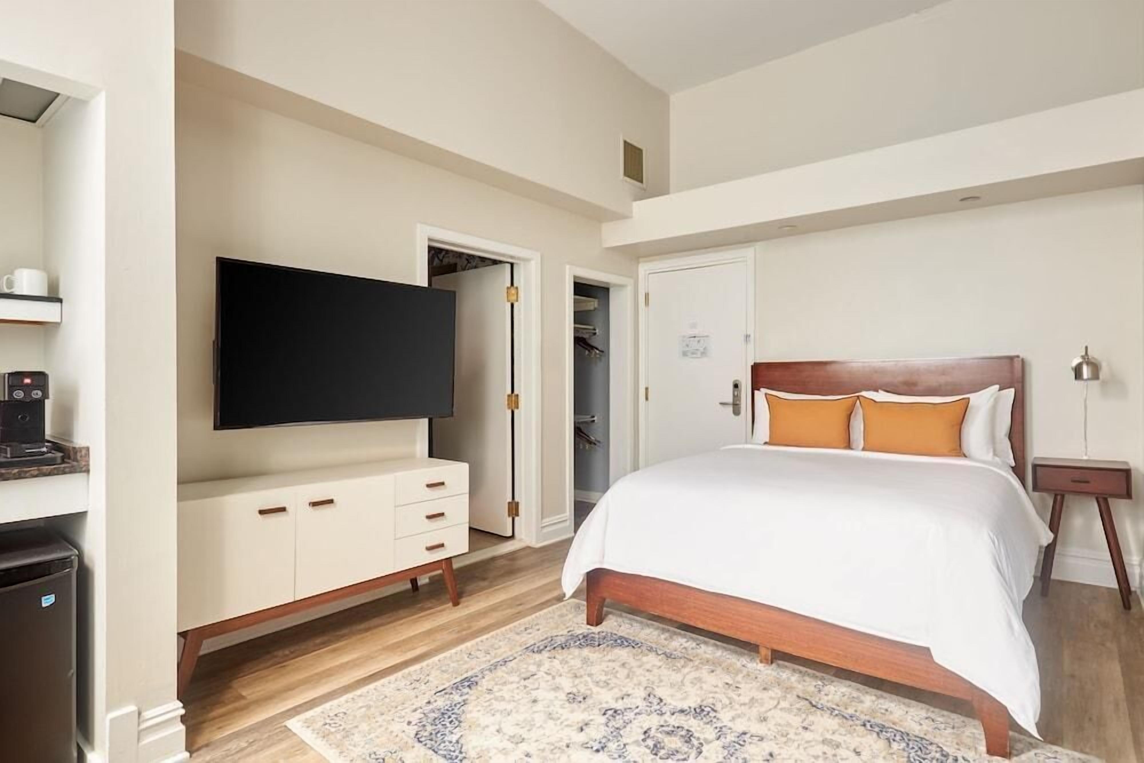 Desk, WiFi, bed sheets