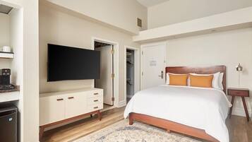 Desk, WiFi, bed sheets