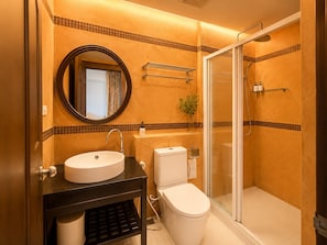 Buồng tắm vòi sen, máy sấy tóc, khăn tắm, xà phòng 