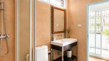 Standard King Room with Balcony | Banheiro