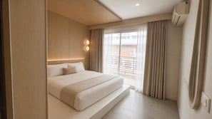Standard King Room with Balcony | Truy cập Internet không dây miễn phí, bộ trải giường 