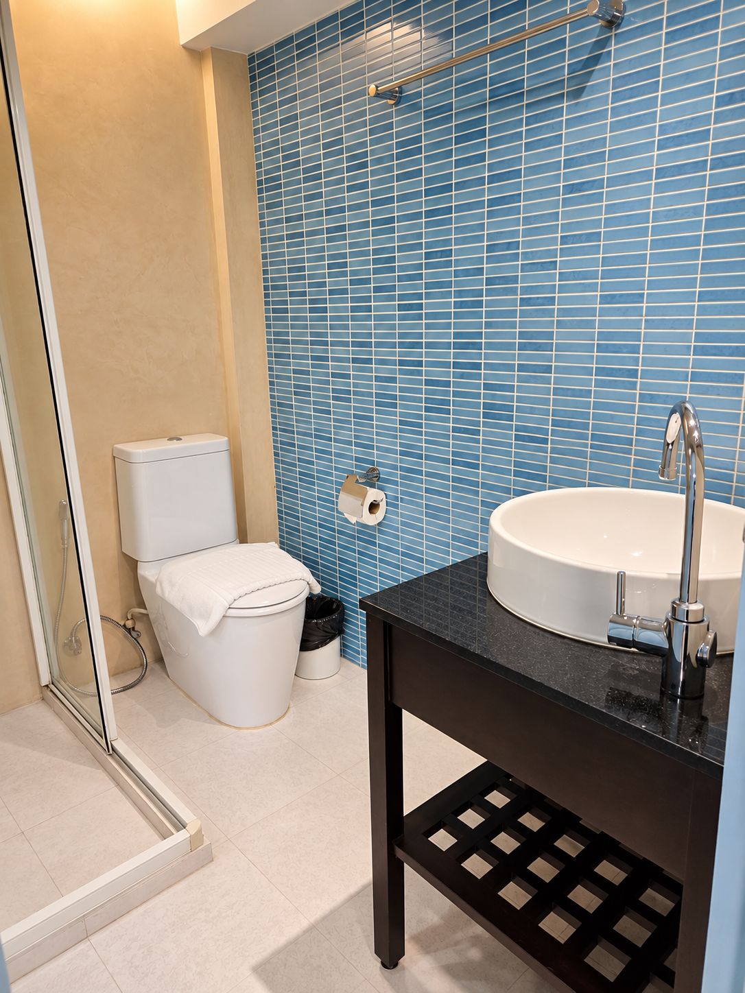Standard King Room - No Balcony | Bathroom | Shower, hair dryer, towels, soap