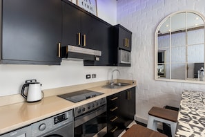 Réfrigérateur, micro-ondes, four, plaque de cuisson