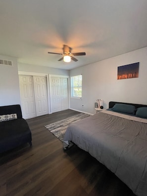 1 habitación, tabla de planchar con plancha, wifi y ropa de cama 