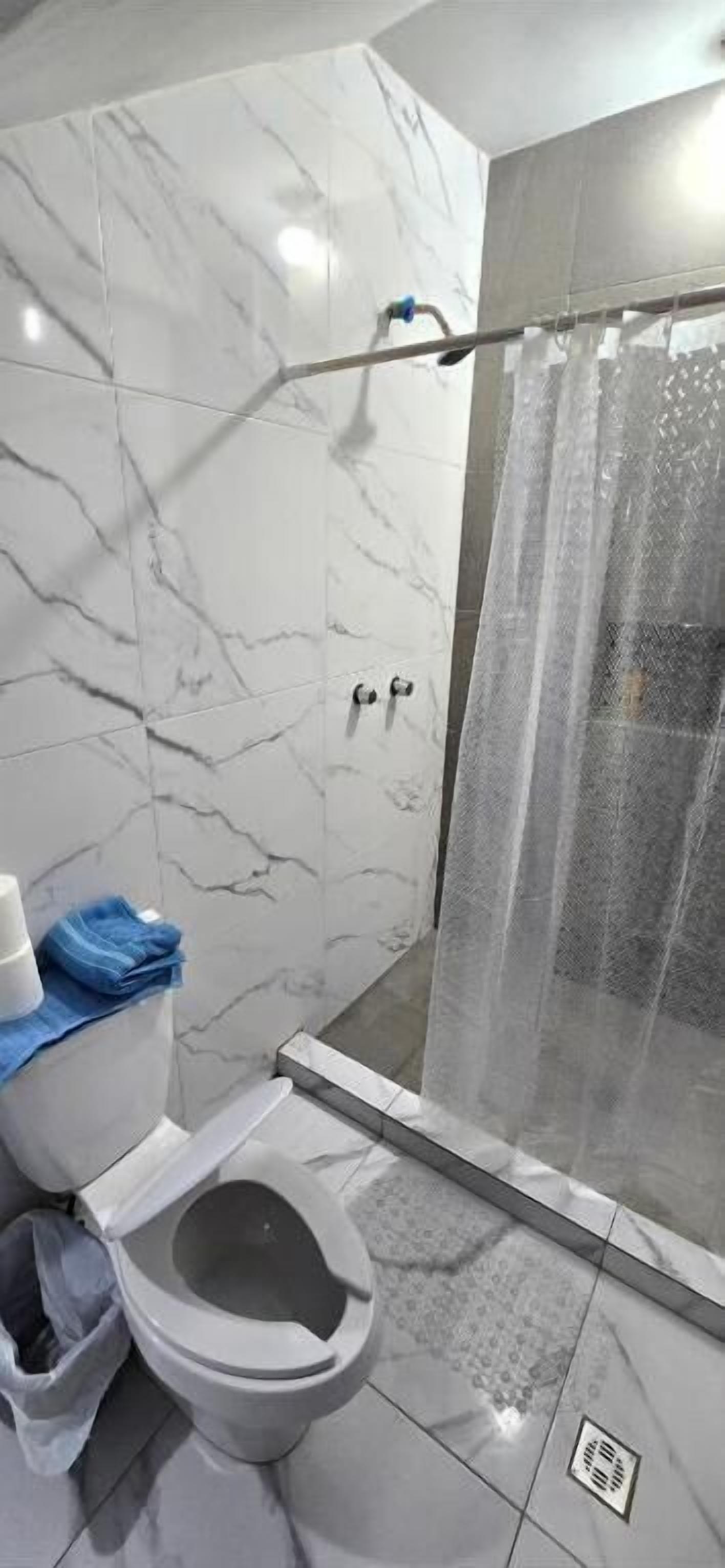 Shower, handuk, sabun, dan sampo