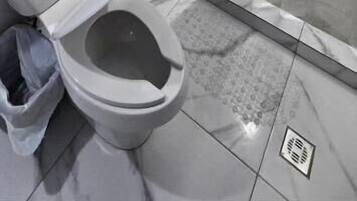 Shower, handuk, sabun, dan sampo