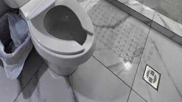 Departamento familiar | Baño | Regadera, toallas, jabón, shampoo