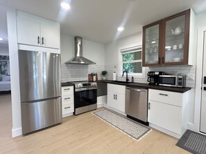 Private kitchen - Sleeps 14, Near Airport, Hospitals & Mall (Pensacola)
