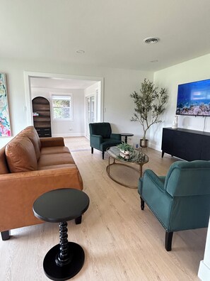 Living area - Sleeps 14, Near Airport, Hospitals & Mall (Pensacola)