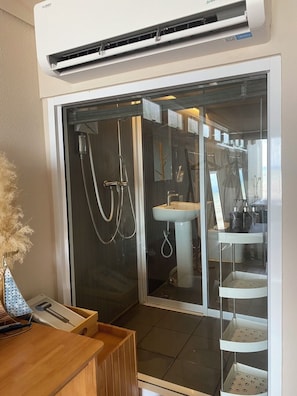 Standard-Studio, Meerblick | Badezimmer | Duschwanne, kostenlose Toilettenartikel, Haartrockner, Handtücher