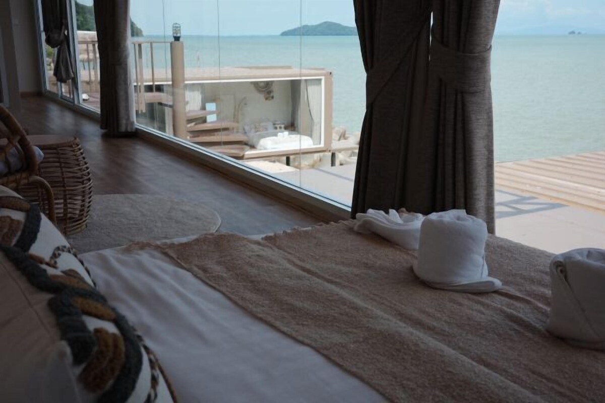 WiFi (free), bed sheets