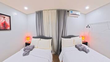 Tabla de planchar con plancha, wifi y ropa de cama
