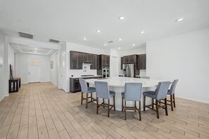 Dining - Resort at Home!
Large pool, covered patio BBQ, batting cage, putting green! (Phoenix)