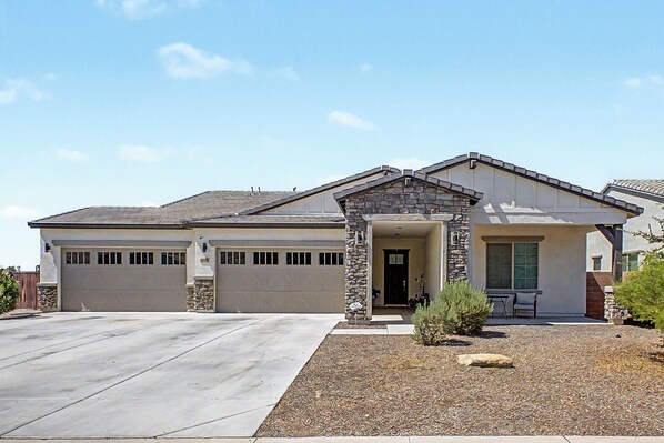 Exterior - Resort at Home!
Large pool, covered patio BBQ, batting cage, putting green! (Phoenix)