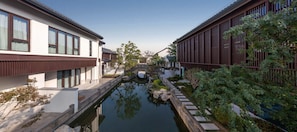 Un canal estrecho bordeado por edificios modernos y un puente tradicional.